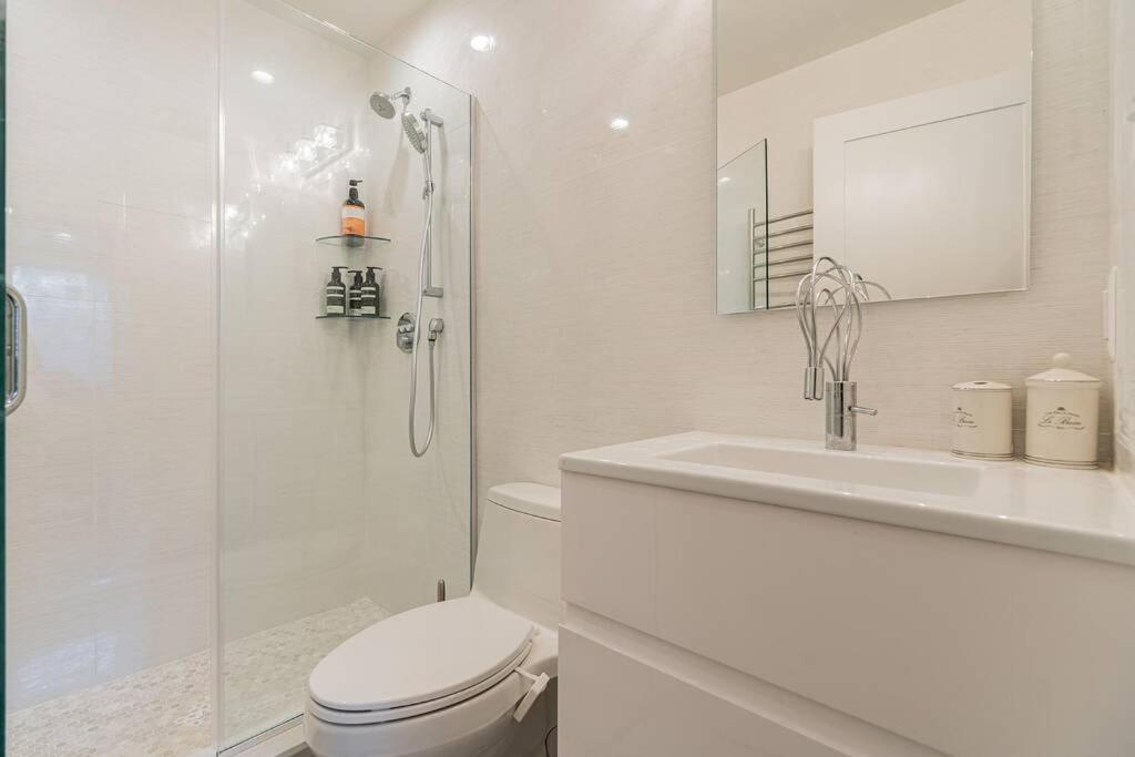 Bougainvillea Dc 2 Bedrooms 2 Bathrooms Plus Den With Twin Sofa Bed And Queen Sofa Bed In Living Room Waszyngton Zewnętrze zdjęcie